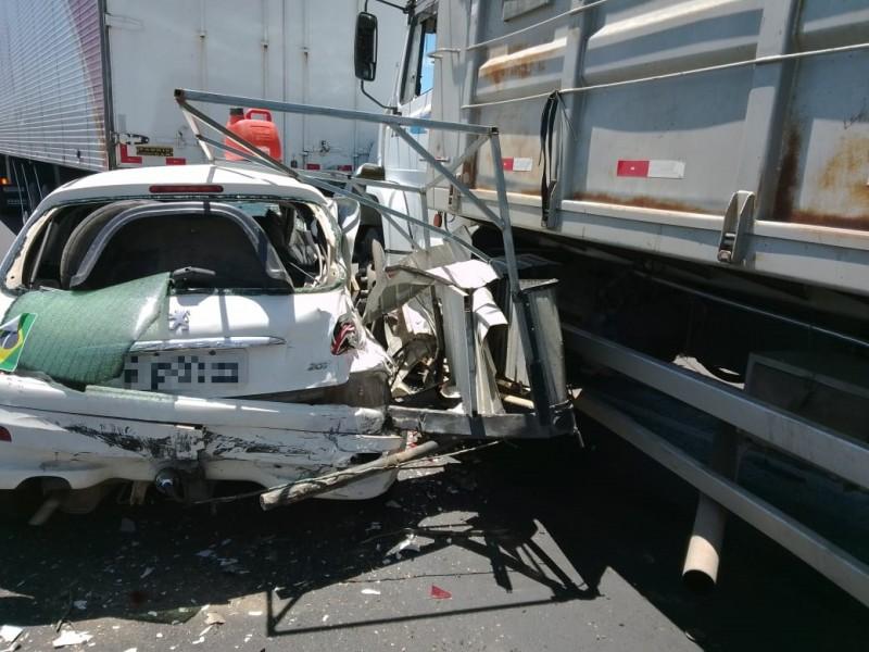 Acidente envolvendo carro, caminhão e carreta é registrado na BR-101