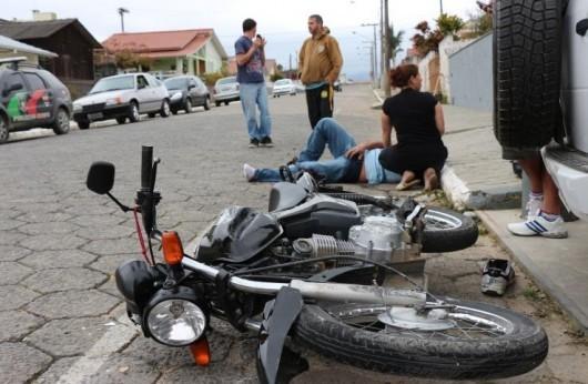Motociclista tem fratura exposta após colidir com caminhonete