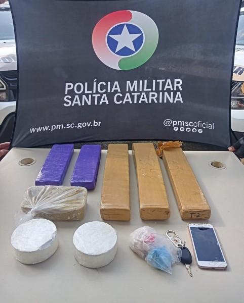 Após denúncia, Polícia Militar apreende sete quilos de drogas no bairro Quarta Linha