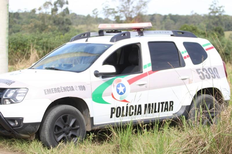 PM flagra tráfico de drogas e apreende mais de 90 pedras de crack e dinheiro em Tubarão 