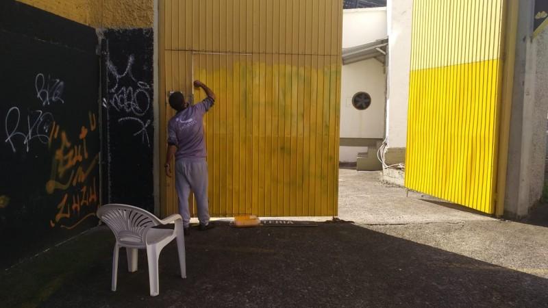 Torcedor do Criciúma picha portão do Estádio Heriberto Hülse pedindo a saída de Roberto Cavalo