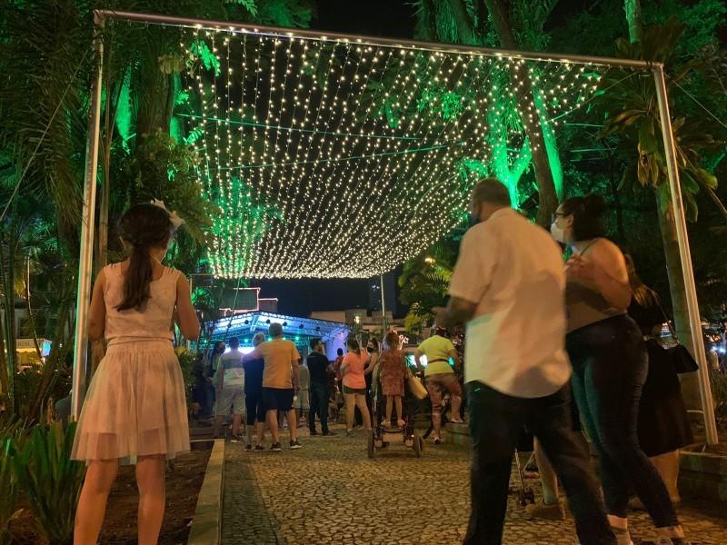 Luzes de Natal serão acesas nos próximos dias nos parques e praças de Criciúma