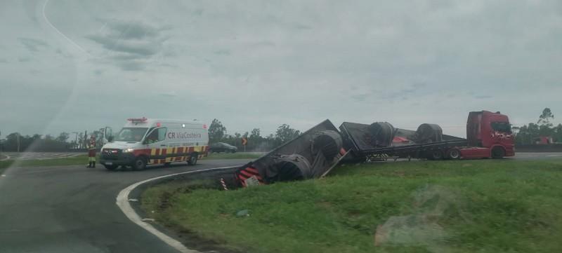 Içara: carroceria de carreta tomba e bloqueia alça de acesso da BR-101 