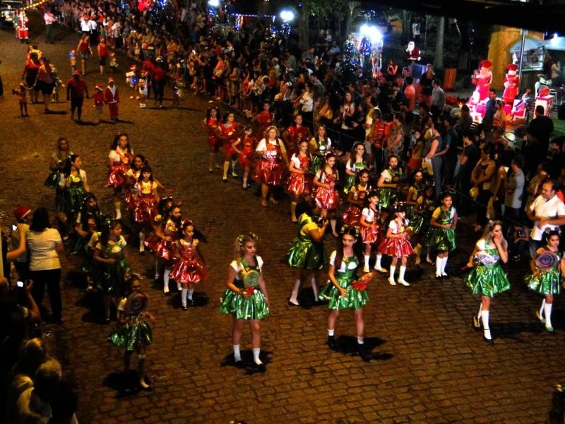 Mais de duas mil pessoas assistem desfile de Natal em Urussanga