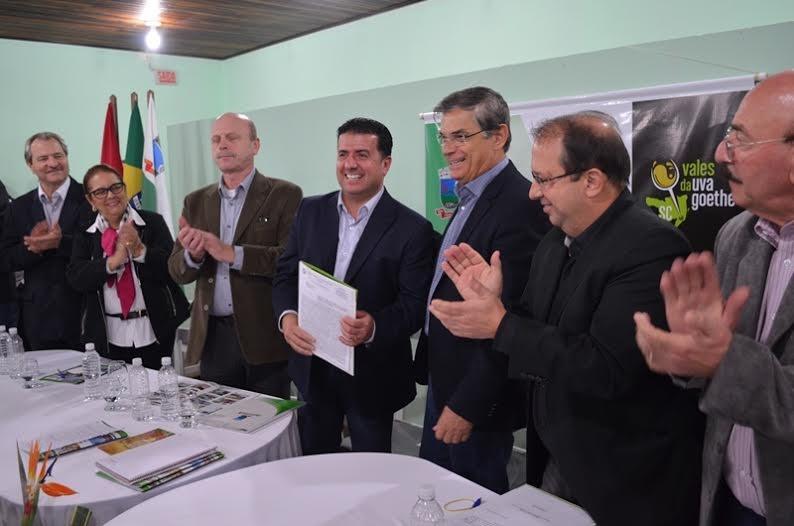 Vice-governador firma 18 convênios com a região Carbonífera