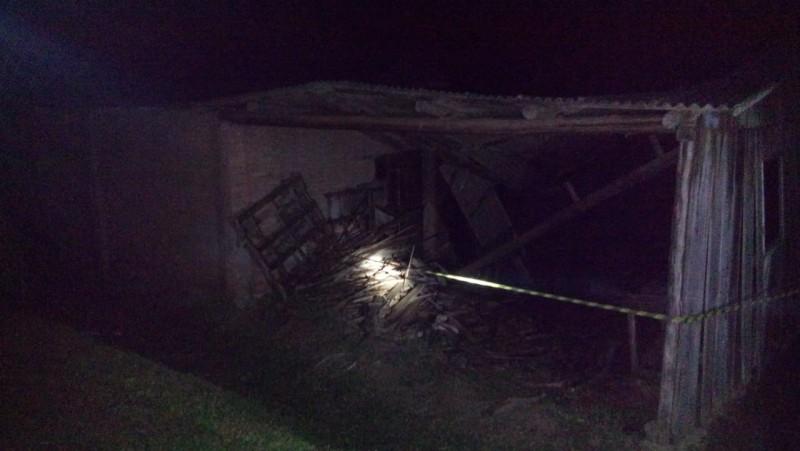 Bombeiros combatem incêndio em galpão