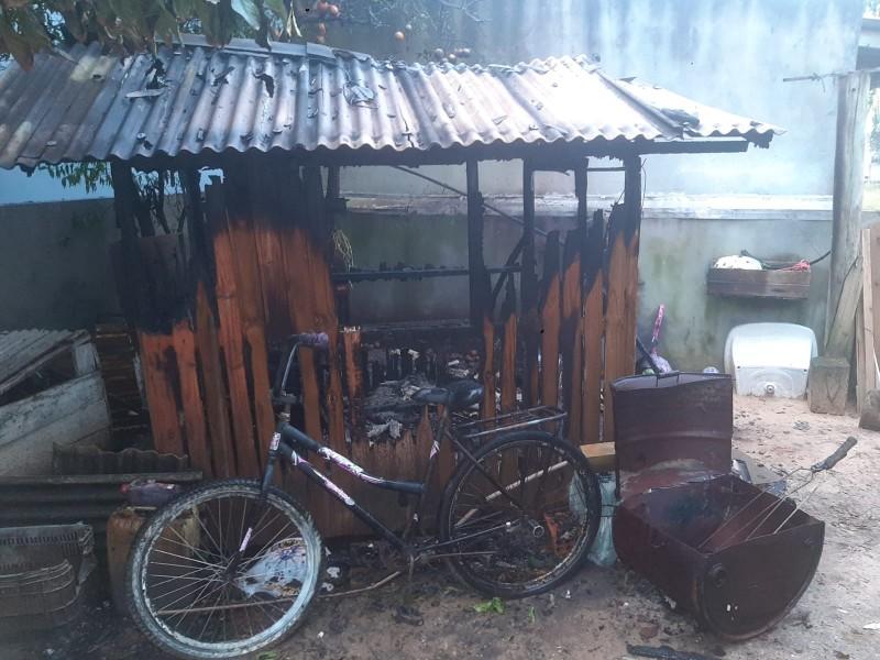 Casa de bonecas pega fogo em pátio de residência