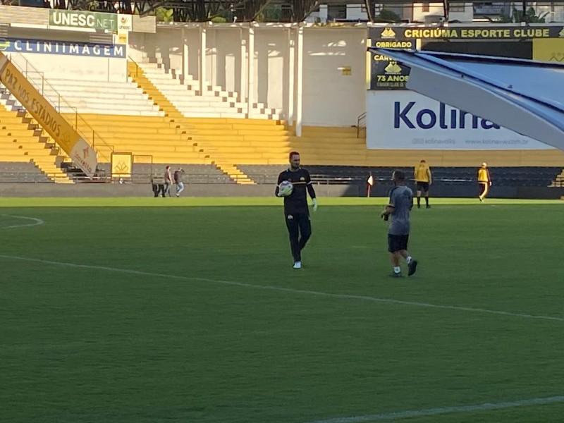 Roberto Volpato participa de treino no Estádio Heriberto Hülse