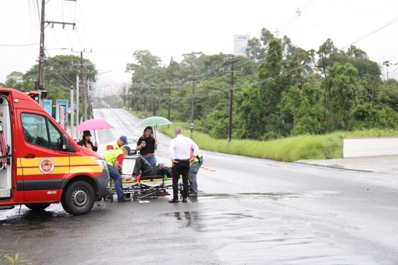 Colisão na avenida Luiz Lazzarin deixa motociclista ferido