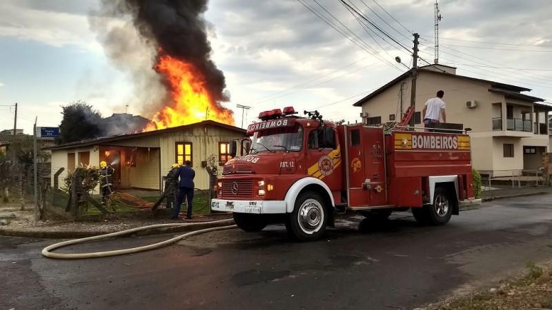 Família precisa de ajuda após perder pertences em incêndio 