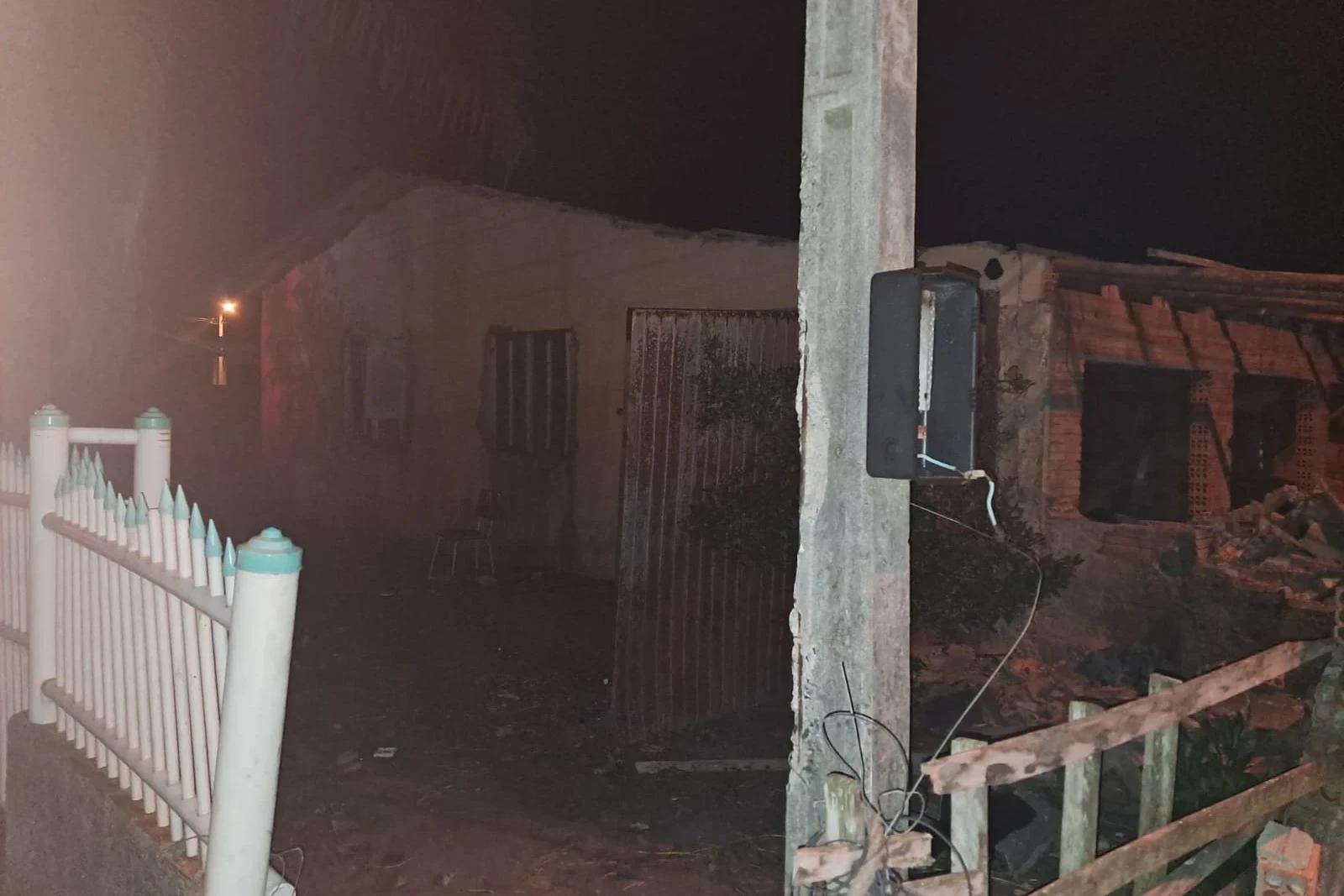 Incêndio atinge casa habitada por pessoas em situação de rua