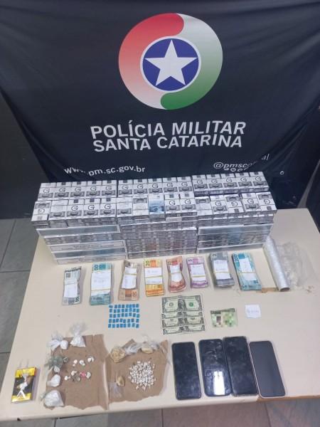 Casal é preso após PM encontrar drogas e dinheiro falso em Forquilhinha