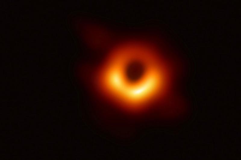 Imagens de buraco negro no espaço são registradas pela 1ª vez