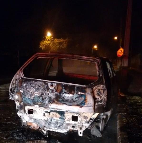 Veículo abandonado é destruído por incêndio em Passo de Torres