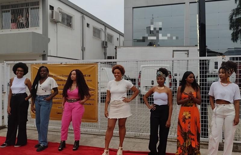 Finalistas de concurso de beleza protestam contra o racismo em Criciúma