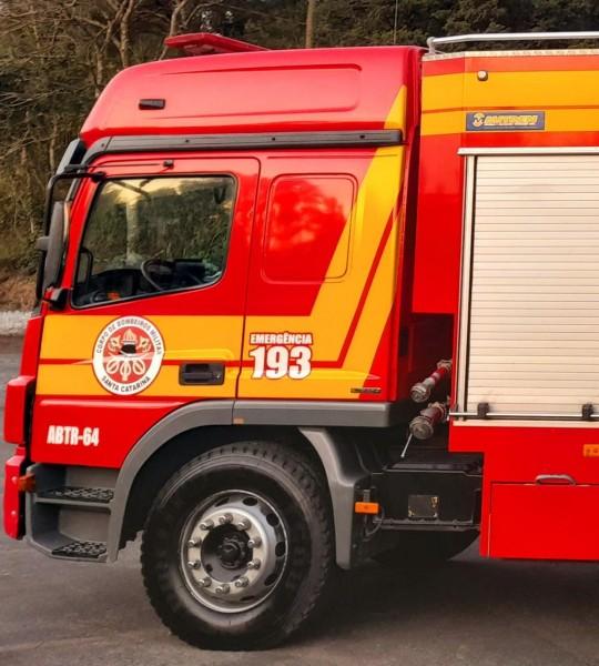 Bombeiros resgatam mulher que se afogava em rio em Orleans