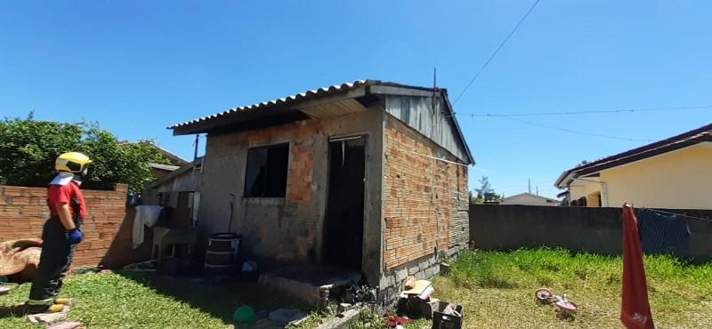 Residência é atingida por incêndio e moradores controlam chamas em Balneário Rincão 