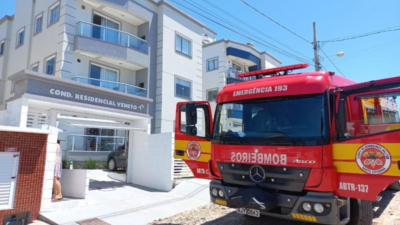 Bombeiros combatem princípio de incêndio em telhado de prédio em Imbituba