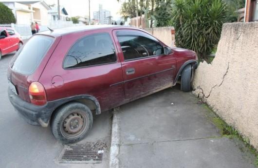 Dois Corsas colidem e um derruba muro de residência em Lauro Müller