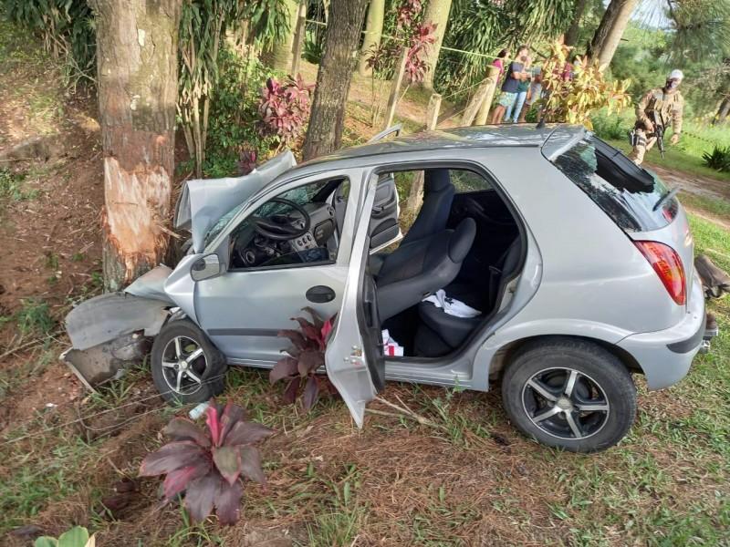 Jovem fica ferida após bater carro em árvore