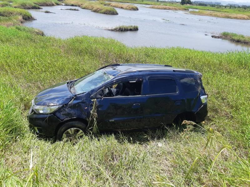 Veículo ocupado por seis pessoas capota na BR-101