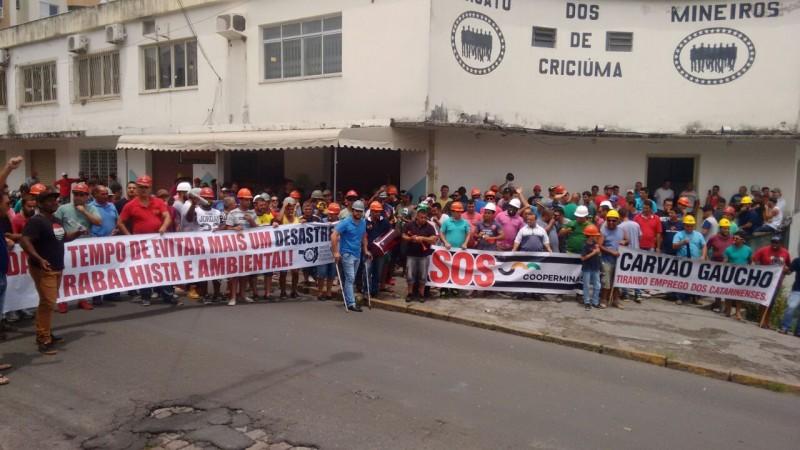 VÍDEO: Mineiros realizam protesto pelas ruas de Criciúma