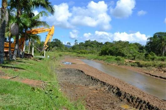 Samae faz limpeza de represa