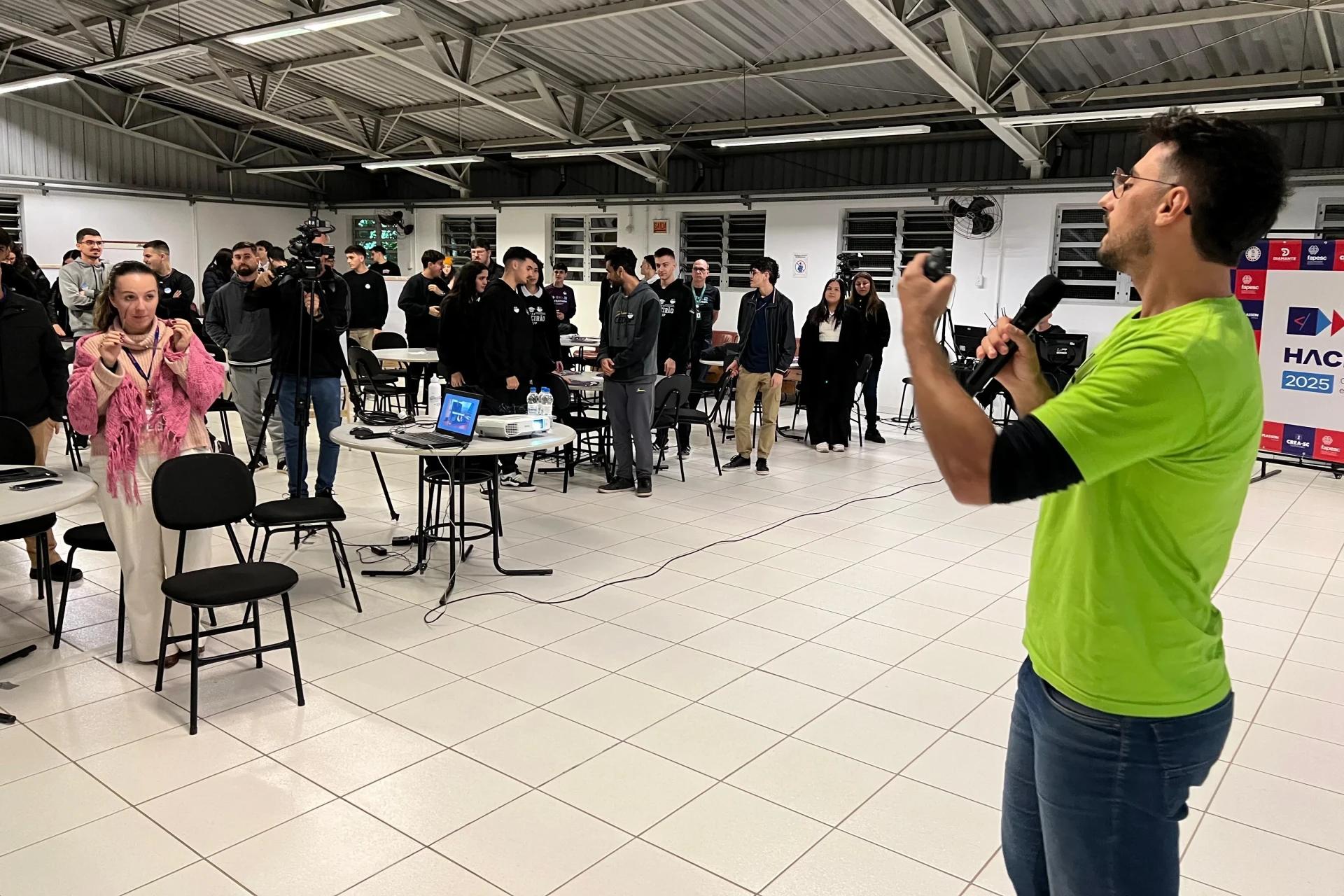 Primeiro dia do Hackathon UniSatc 2025 reúne ideias e desafios industriais