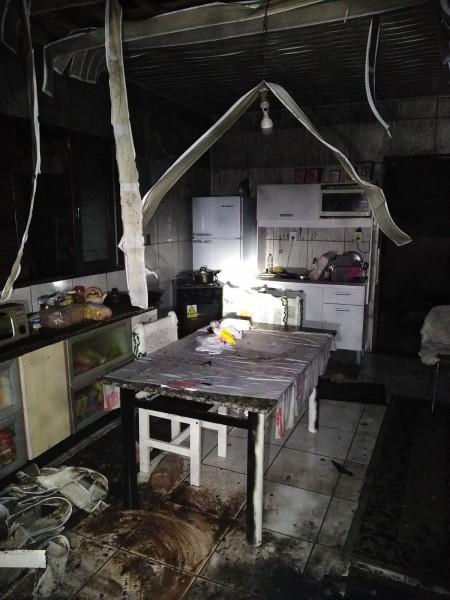 Residência é tomada por chamas em incêndio e moradora é hospitalizada 