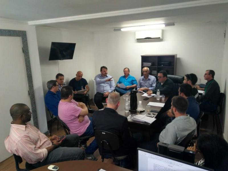 Motoristas por aplicativo e taxistas discutem soluções para o transporte de passageiros