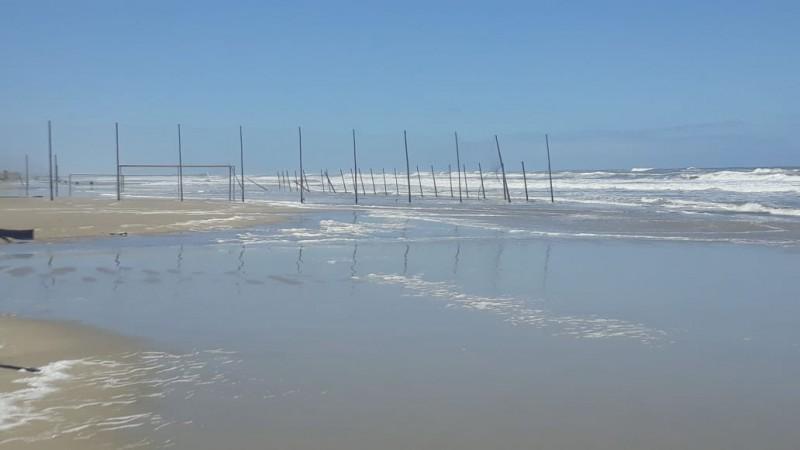 Mar avança na orla de Balneário Rincão