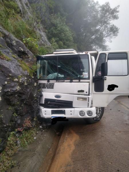 Para evitar acidente maior, motorista joga caminhão em barranco da Serra do Rio do Rastro