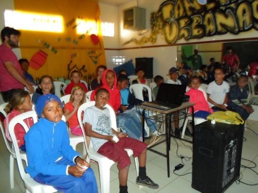 Filme, pipoca e refrigerante no Cras Santa Luzia