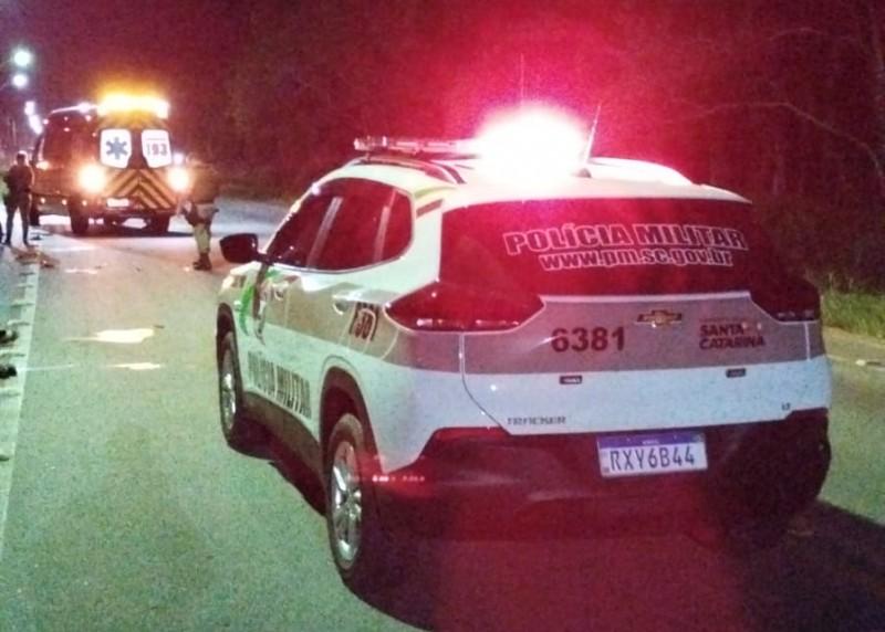 Motociclista fica gravemente ferido ao colidir em vaca