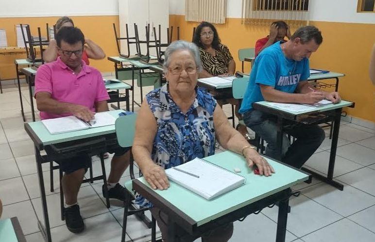 Exemplo: aos 80 anos, moradora de Içara retorna à sala de aula  