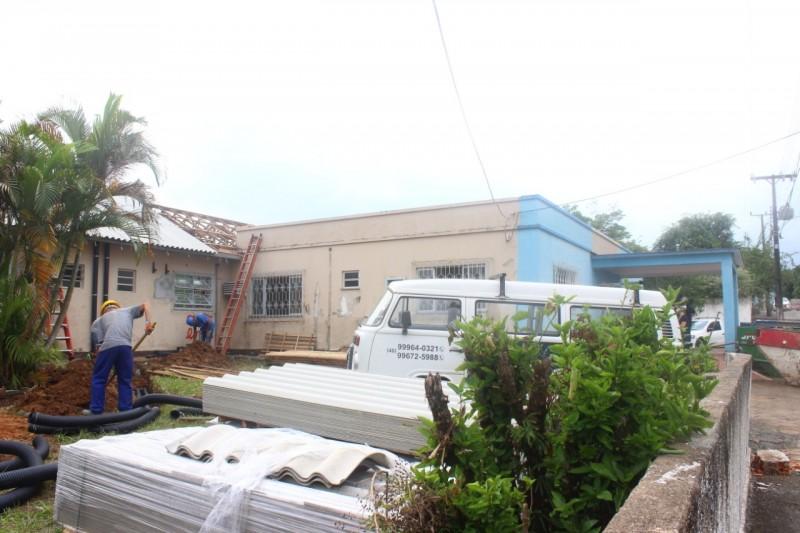 Funcionários da prefeitura em ritmo acelerado na obra da Casa de Saúde do Rio Maina 