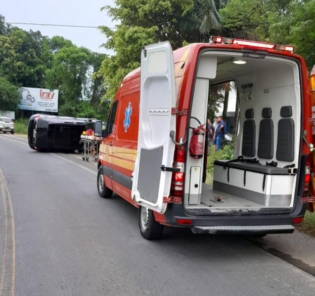 Içara: idosa capota carro na SC-443