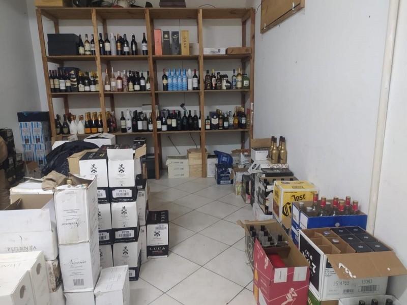 PM apreende mais de 100 garrafas de bebidas alcoólicas em Sombrio