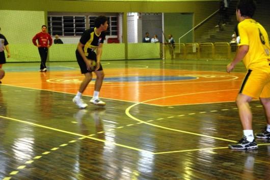 Estreia com derrota no handebol masculino