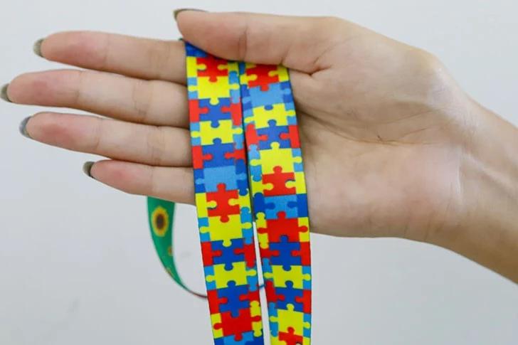 Criança com autismo enfrenta dificuldades no transporte escolar em Nova Veneza