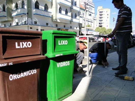 Lixeiras para coleta seletiva em Orleans começam a ser instaladas