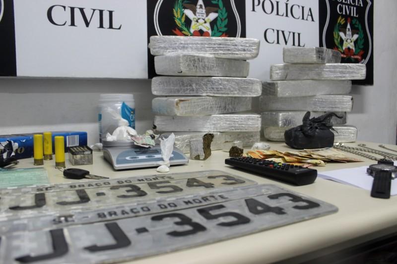 Mais de 13 quilos de maconha são apreendidos com jovem de 17 anos