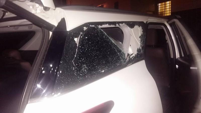 Torcedores protestam e atiram pedras no carro do atacante Zé Carlos 