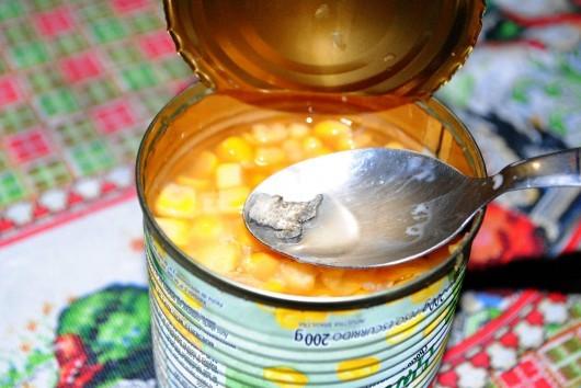 Consumidor encontra pedaço de borracha em lata de milho