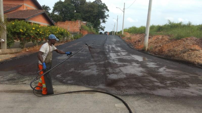 Governo de Içara trabalha na pavimentação de rua no bairro Presidente Vargas