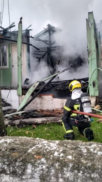 Incêndio destrói casa de madeira em Tubarão