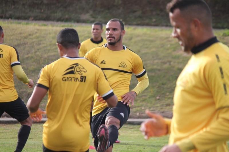 Arilson é punido com quatro jogos de suspensão por expulsão contra o Avaí e pode ficar fora da final