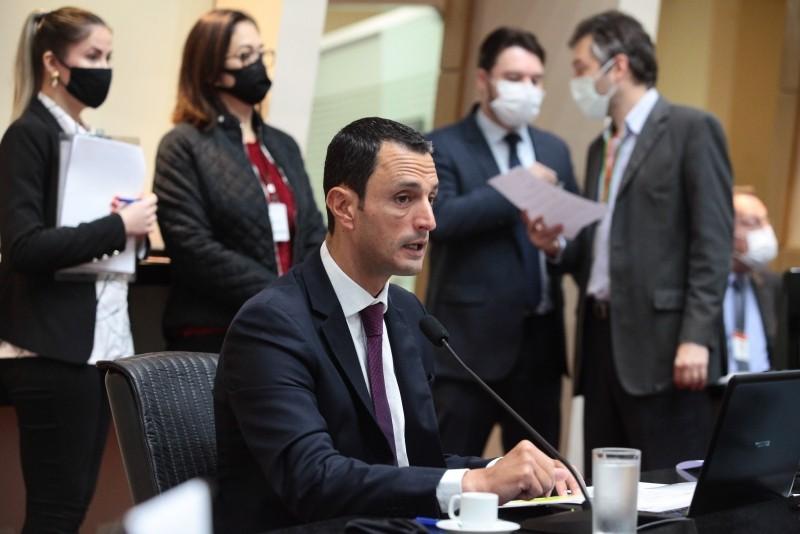 Comissão especial do impeachment debate diligências e defesa da vice-governadora