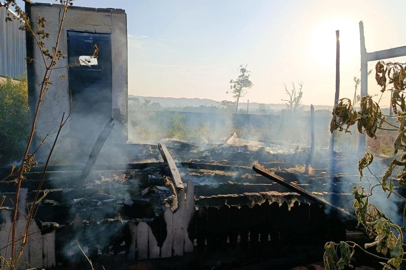 Incêndio destrói residência em Morro da Fumaça