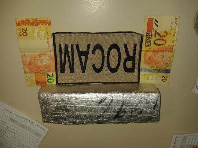 Jovem de 20 anos é flagrado com um quilo de maconha